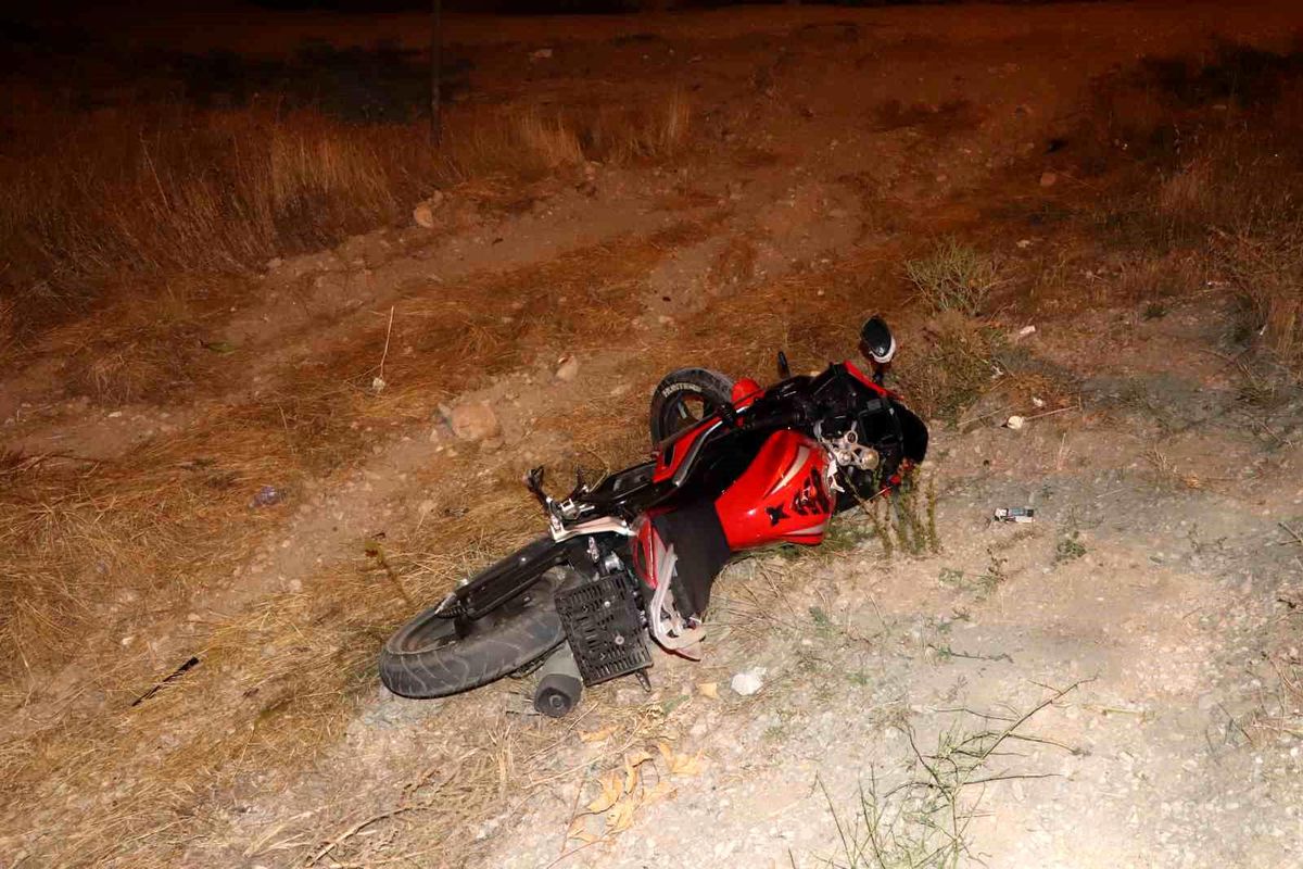 Karaman'da motosiklet ve otomobilin karıştığı trafik kazası sonrası yaralı sürücüye müdahale ediliyor.