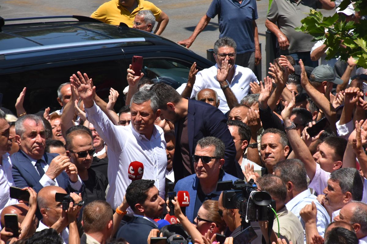 Özgür Özel, Niğde'de kiraz üreticileriyle konuşurken