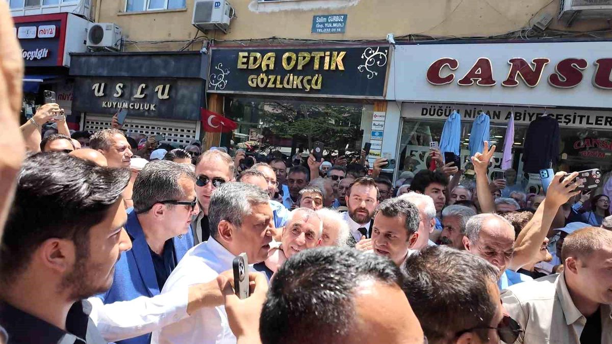 Özgür Özel'in Niğde programında vatandaşlar ezilme tehlikesi geçirdi