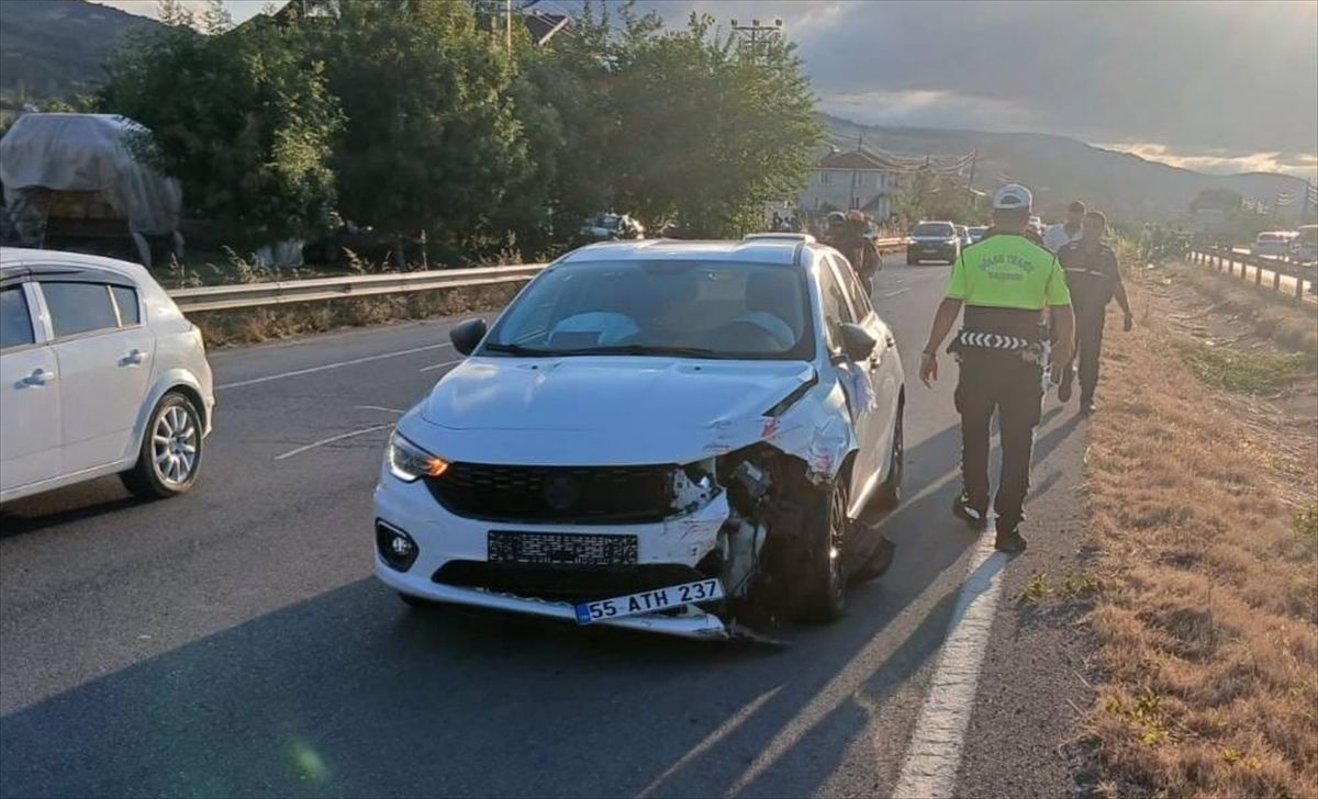 Samsun'da otomobille çarpışan elektrikli bisikletteki 3 kişi yaralandı