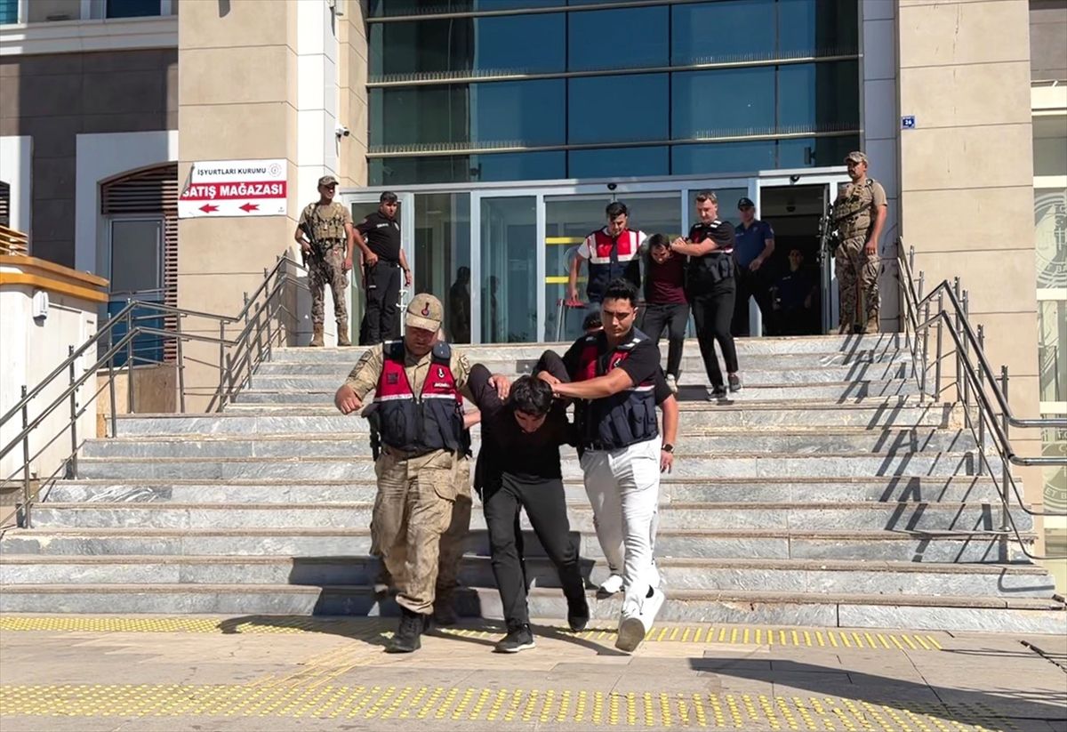 Şanlıurfa adliyesi binası önünde çekilmiş genel bir görüntü.