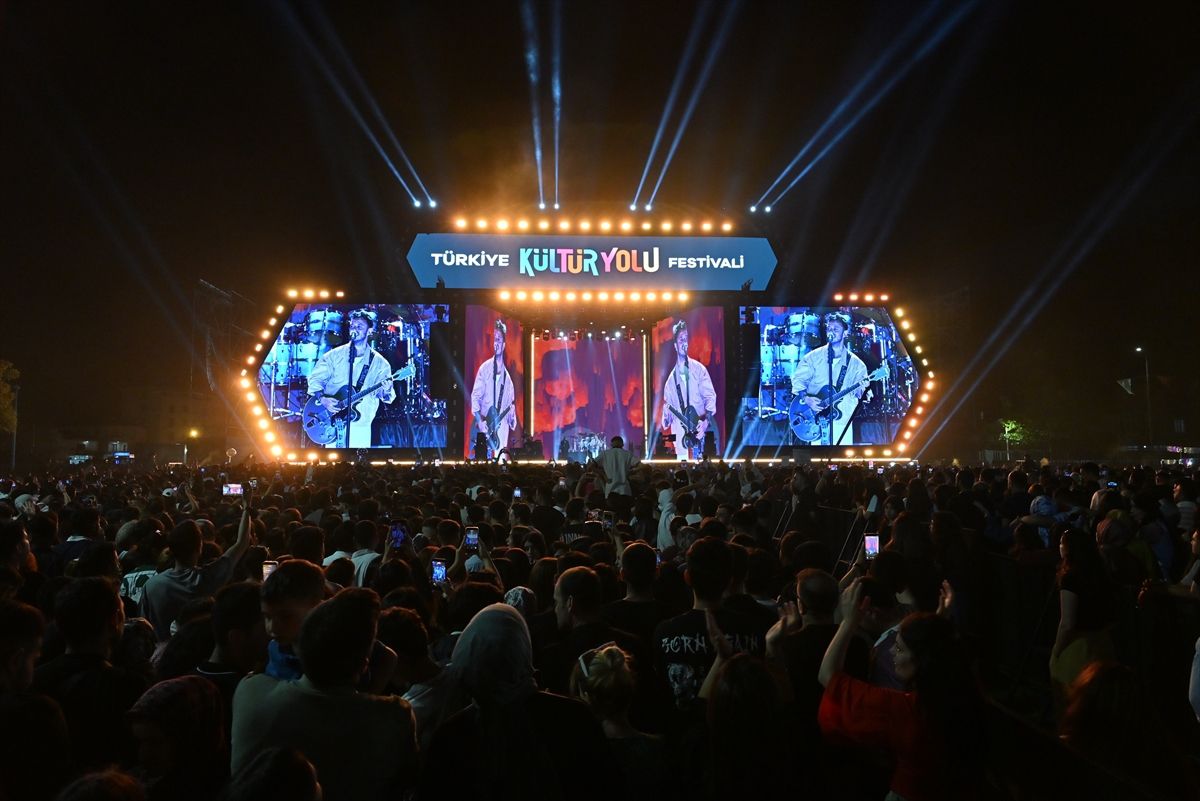 Şarkıcı Buray, Van Kültür Yolu Festivali'nde konser verdi