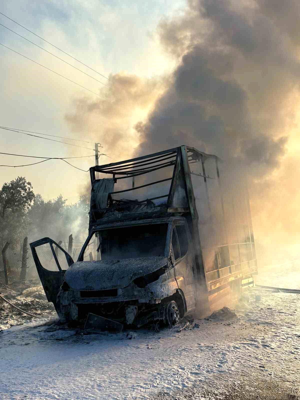 Bursa'nın Orhangazi ilçesinde seyir halindeki bir kamyonet alevler içinde.