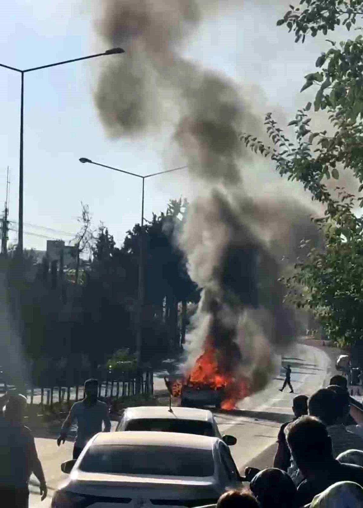 Adıyaman'da alev alan otomobilin itfaiye ekipleri tarafından söndürülme anı.