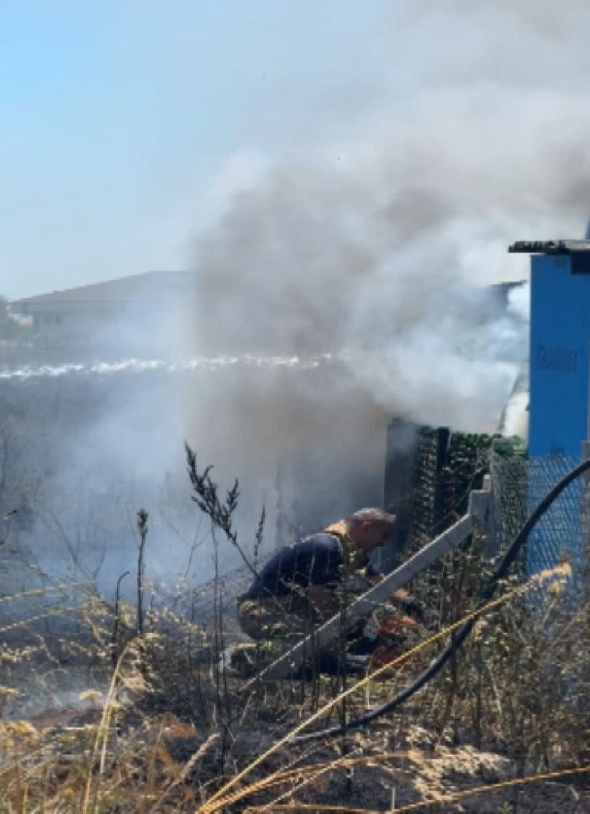Silivri'de otluk alanda çıkan ve hobi bahçelerine sıçrayan yangın alanından genel görünüm.