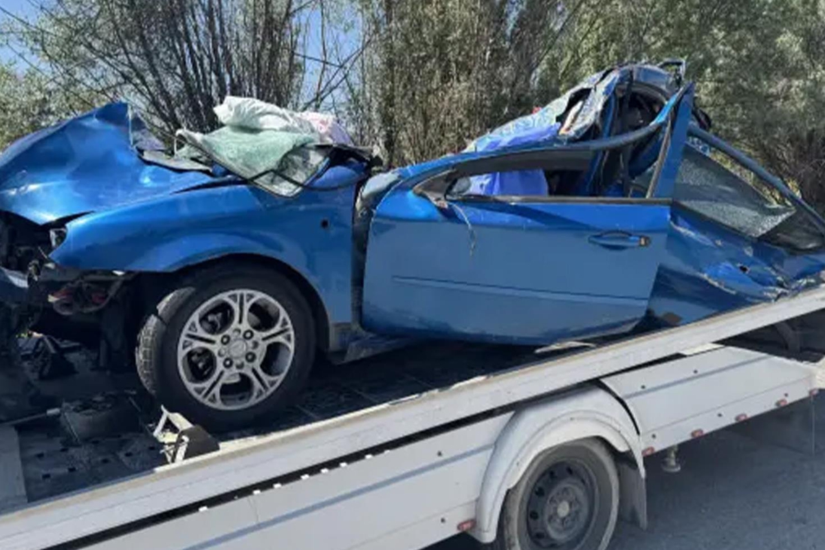 Afyonkarahisar'da bariyerlere çarpan otomobildeki çift öldü, bebekleri yaralandı