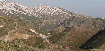 Şırnak'ta Kel Mehmet Dağları'nın karlı zirvesi ve yeşil etekleri dronla görüntülendi
