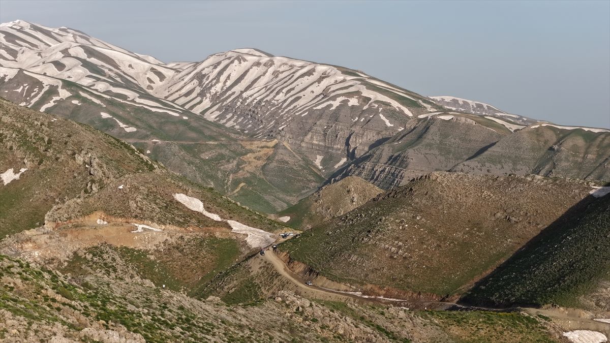 Şırnak'ta Kel Mehmet Dağları'nın karlı zirvesi ve yeşil etekleri dronla görüntülendi