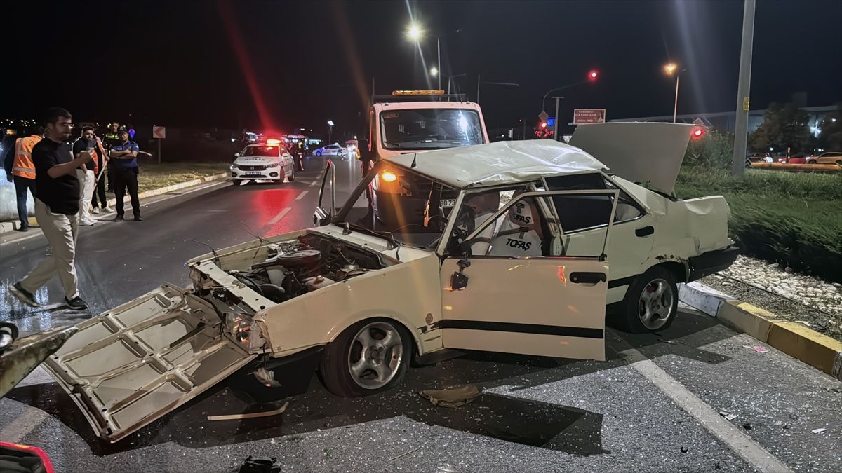 Sivas'ta devrilen otomobildeki 1'i ağır, 3 kişi yaralandı