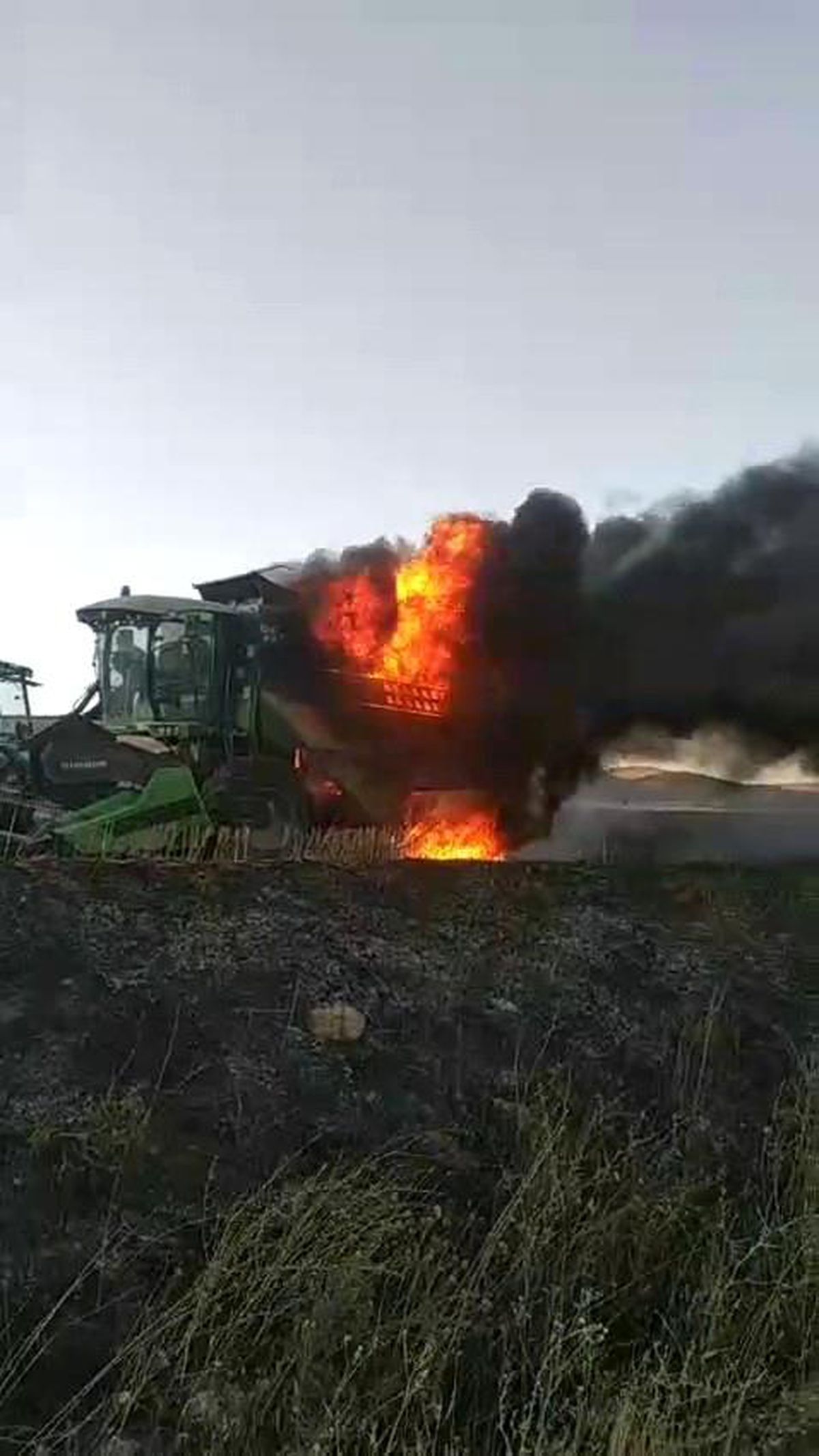 Sivas Akıncılar'da hasat yapan bir biçerdöverin alev aldığı an.