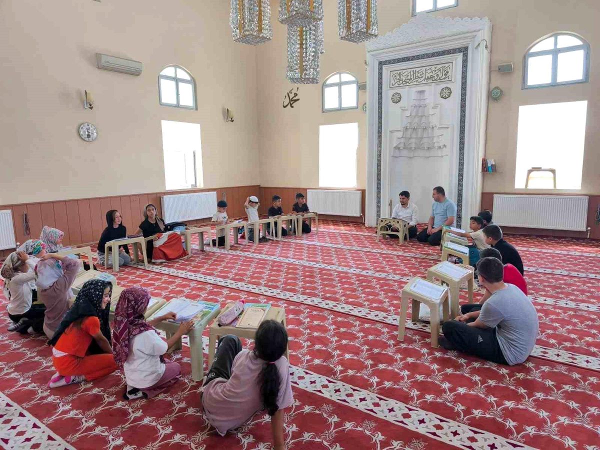 Sivrihisar'da bir grup öğrencinin yaz Kur'an kursunda toplu fotoğrafı.