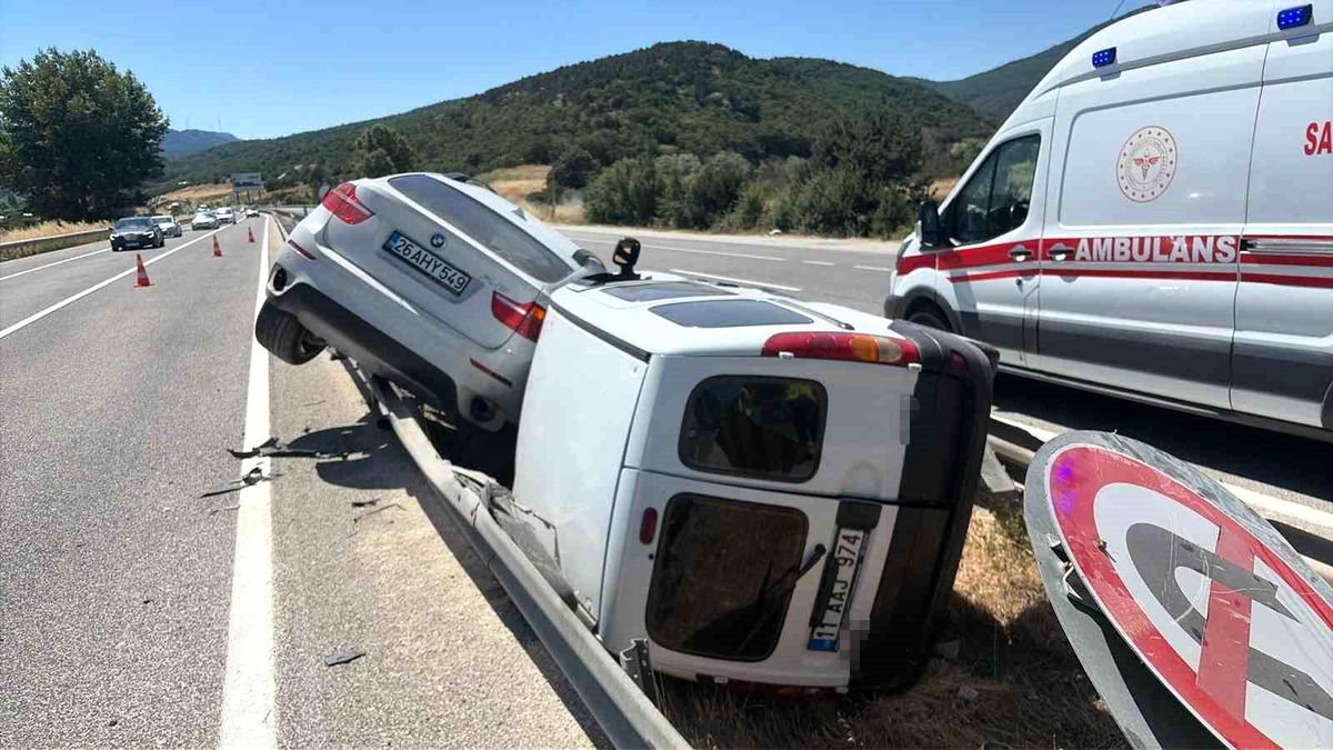 Bilecik'in Bozüyük ilçesinde meydana gelen trafik kazasında yaralanan araçlar ve sağlık ekipleri.