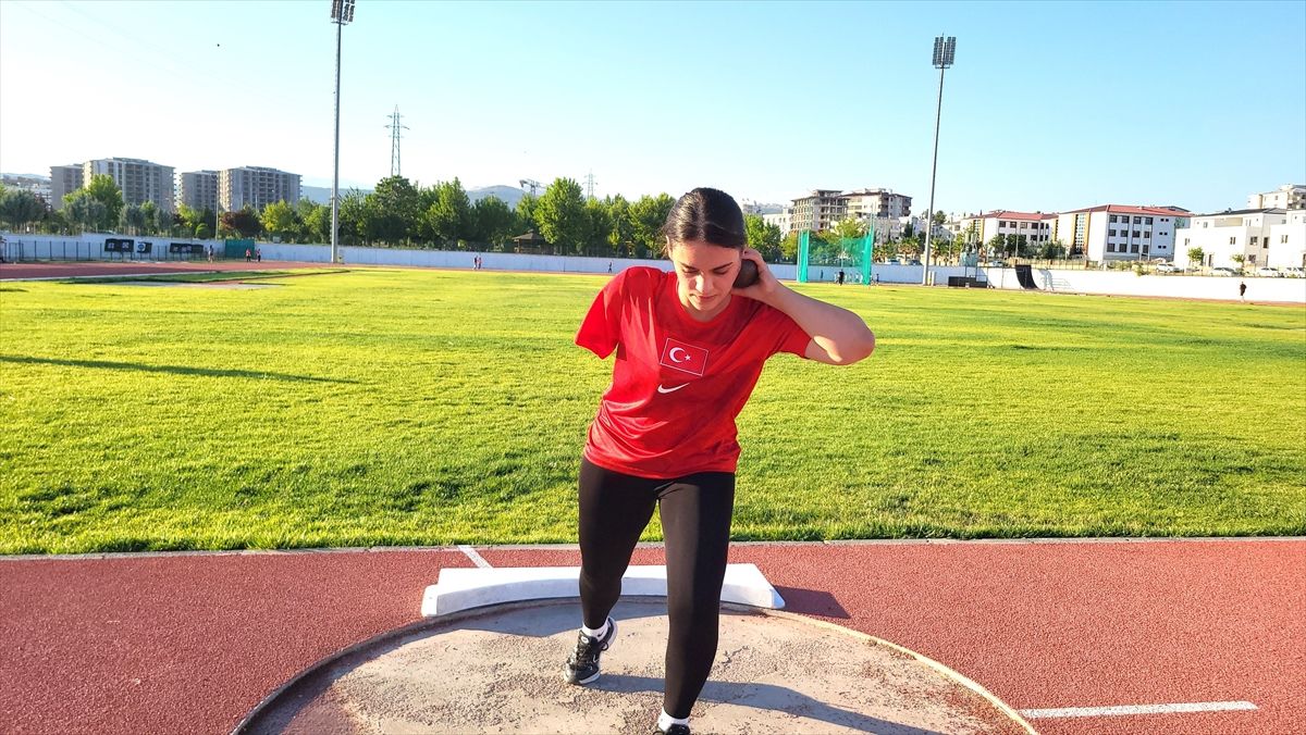 Üç dalda Türkiye birincisi olan depremzede Meryem'in hedefi olimpiyatlara katılmak