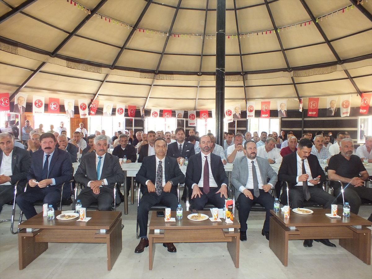MHP Ulaş İlçe Başkanlığı binası önünde çekilmiş bir fotoğraf.