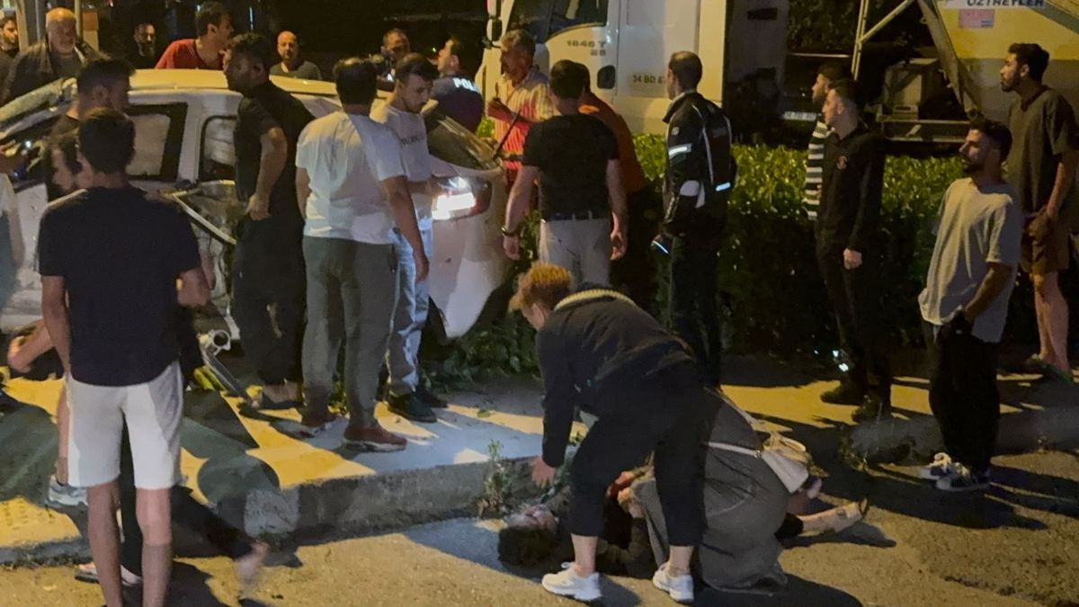 Ümraniye'de hafriyat kamyonu ile otomobilin çarpıştığı kaza yerinden görüntü.