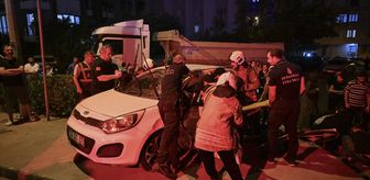 Ümraniye'de kamyon ile otomobilin çarpıştığı kazada 1'i ağır, 4 kişi yaralandı