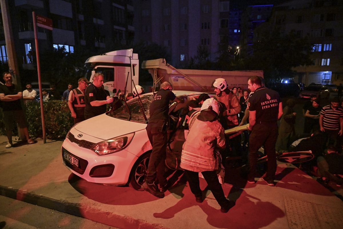 Ümraniye'de hafriyat kamyonu ile otomobilin çarpıştığı kaza anı güvenlik kamerası görüntüsü.
