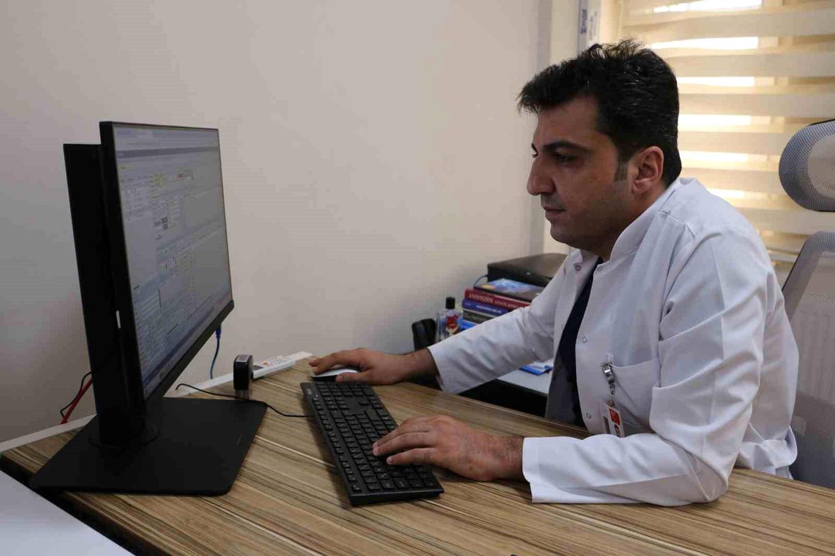 Güneş altında başını tutan bir kişi, güneş çarpması riskini simgeliyor.