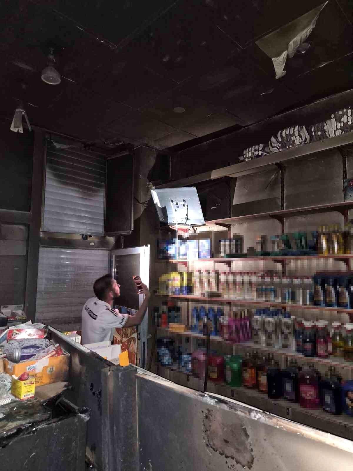 Van Erciş'te bir dükkanda çıkan yangın sonrası itfaiye ekiplerinin söndürme çalışmaları.