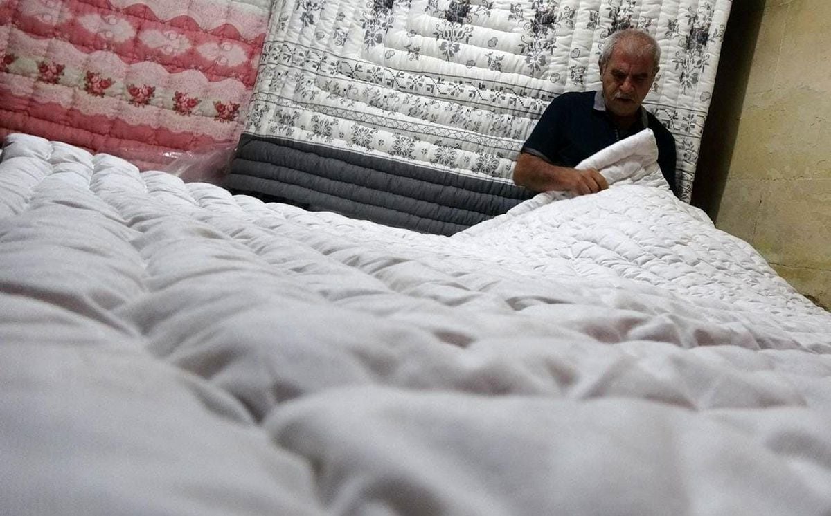 Kilis'te yorgancılık yapan bir zanaatkar