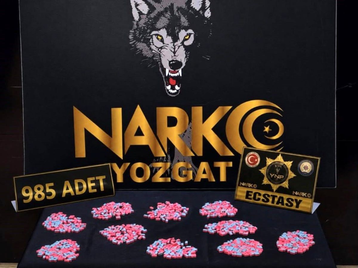 Yozgat'ta polis ekiplerinin uyuşturucu operasyonunda ele geçirilen ecstasy haplar.