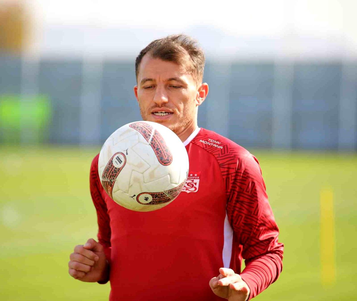 Sivasspor'un efsane kaptanı Ziya Erdal'ın teknik ekipte görev almasını simgeleyen bir görsel.