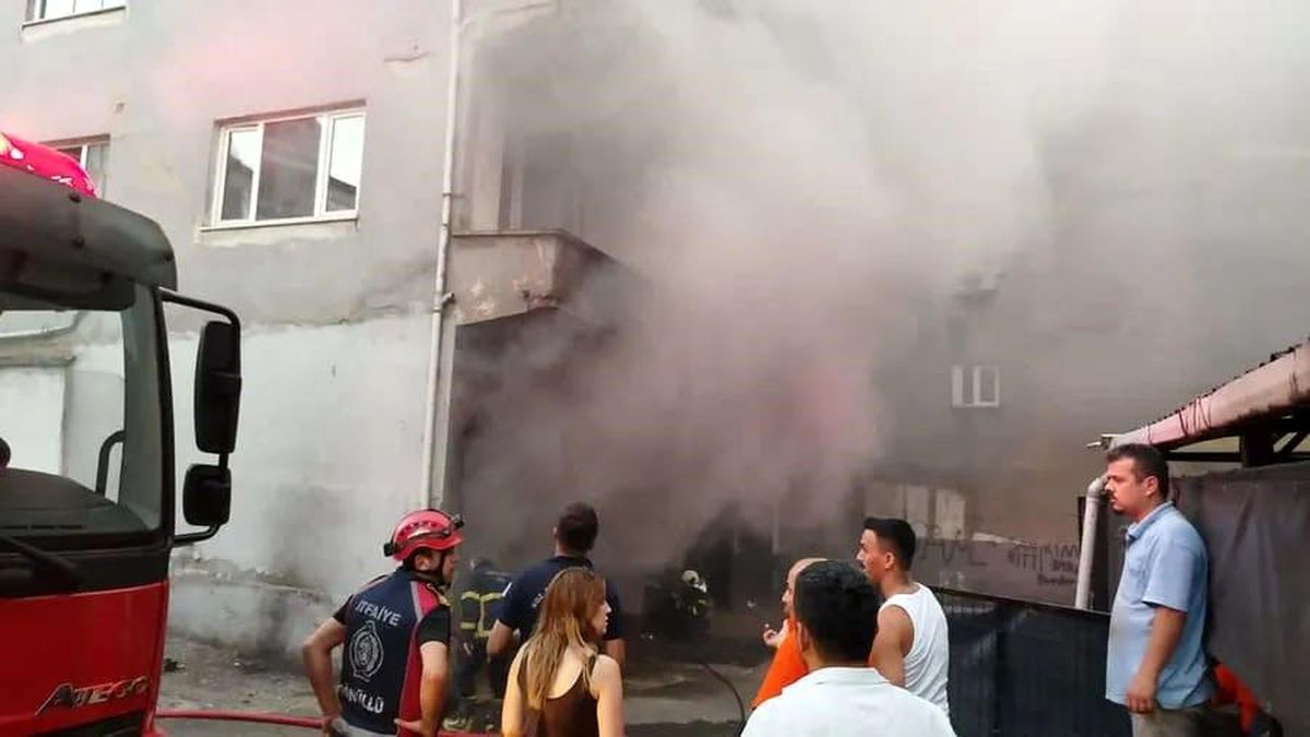 Zonguldak'ın Ereğli ilçesinde 5 katlı boş bir binanın bodrum katında çıkan yangına müdahale eden itfaiye ekipleri.
