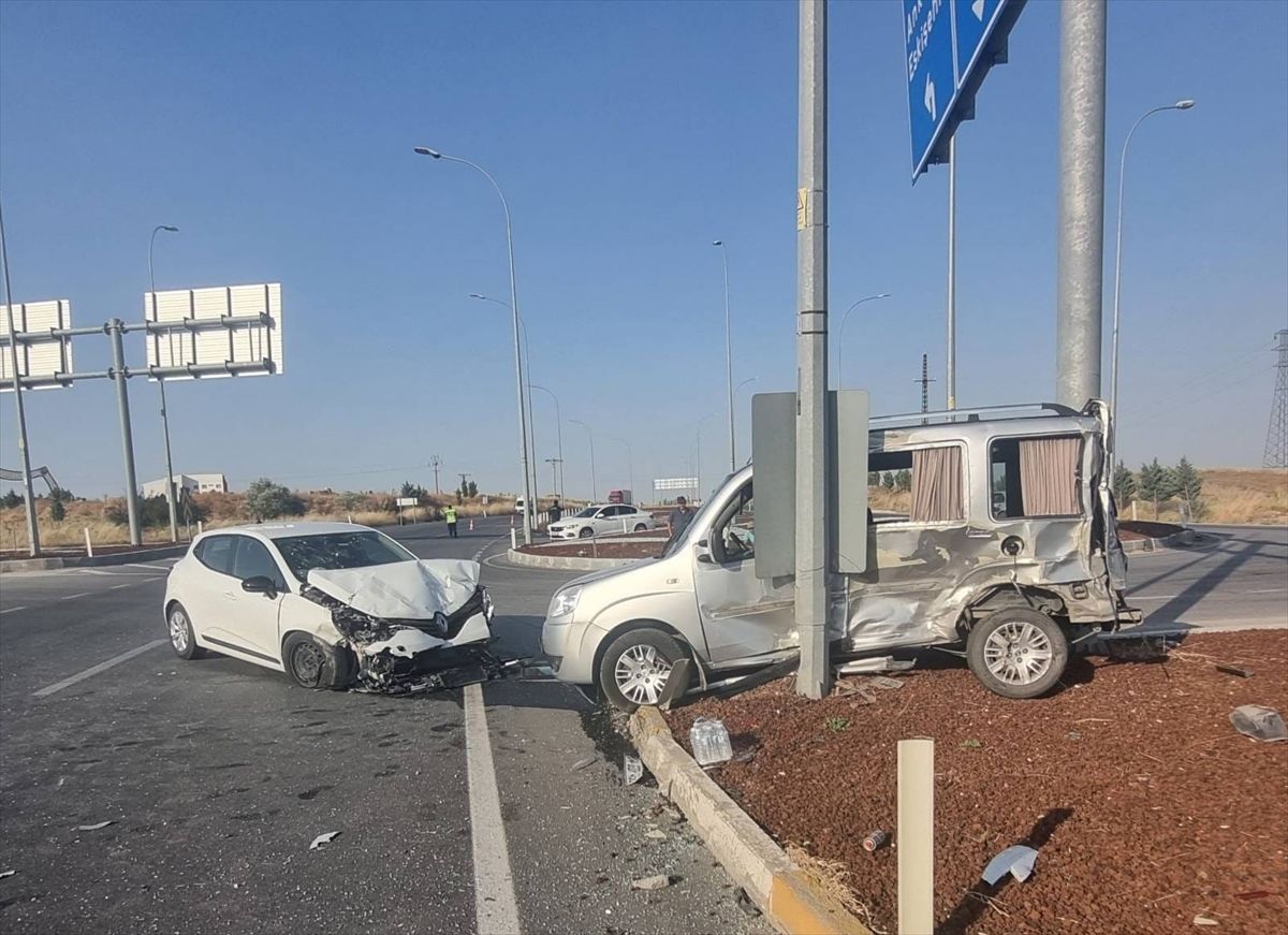 Afyonkarahisar'da hafif ticari araç ile otomobilin çarpıştığı kazada 7 kişi yaralandı