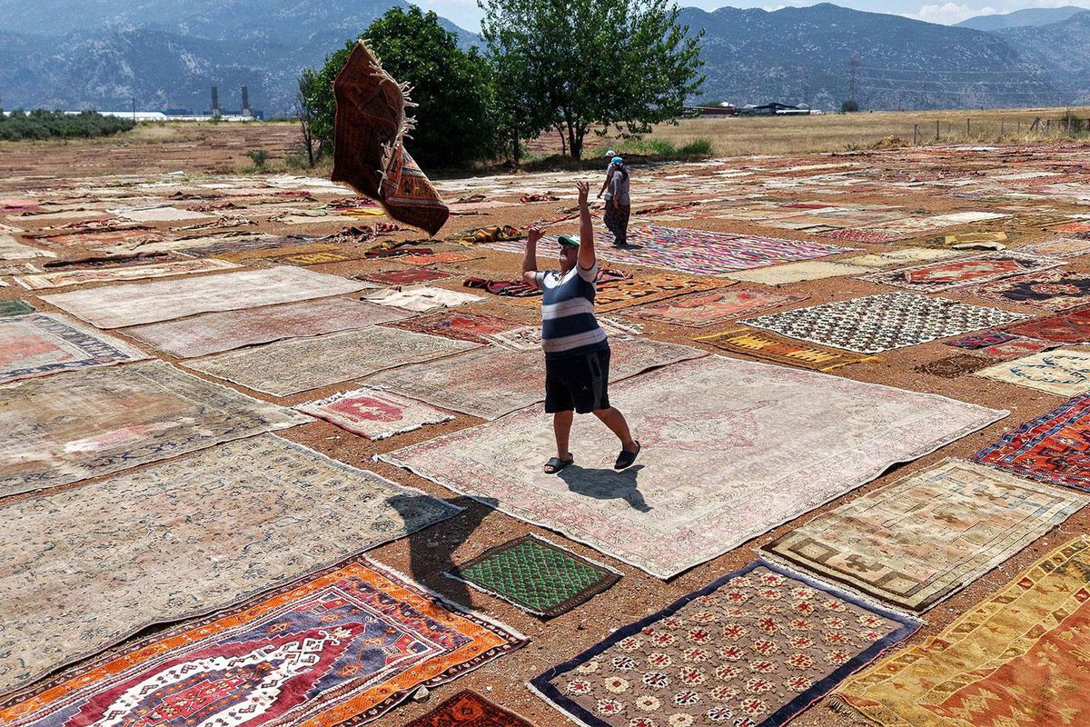 Eski halılar Antalya'nın güneşinde değer kazanıyor, 5 bin dolara alıcı buluyor