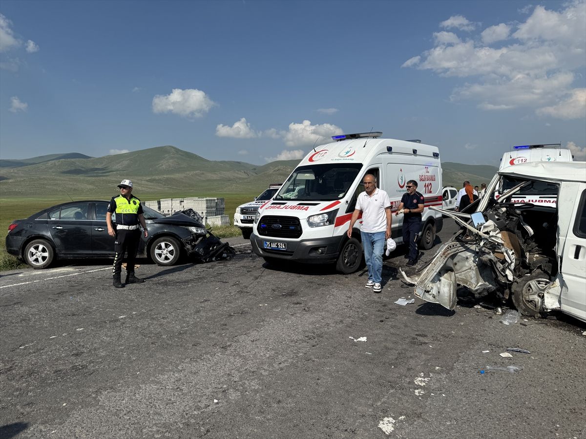Ardahan'da otomobil ile panelvan çarpıştı, 7 kişi yaralandı