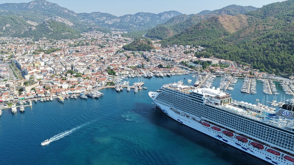 'Aroya' kruvaziyeri Marmaris'e 3 bin 210 turist getirdi