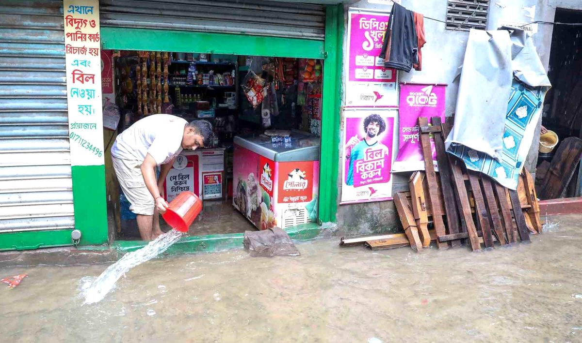 Bangladeş'te sel sularının bastığı bir cadde