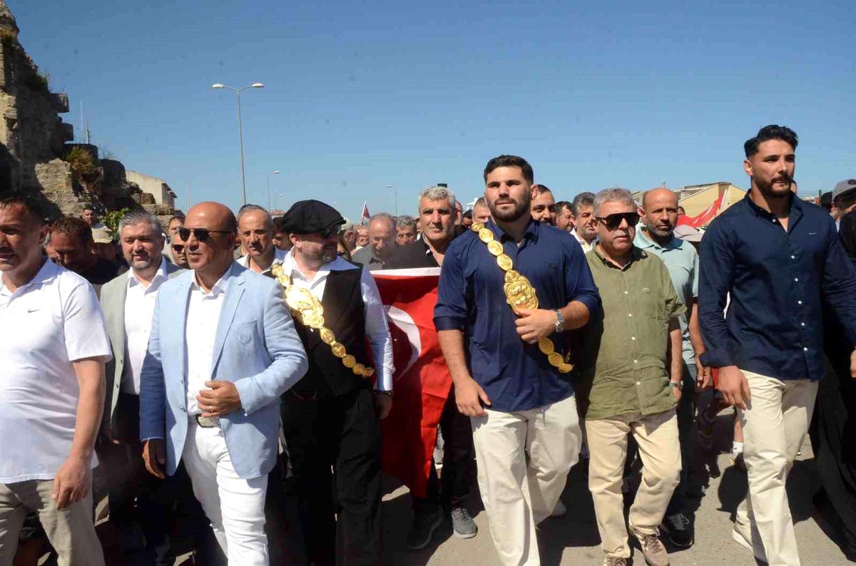 Başpehlivan Erkan Taş'a memleketi Sinop'ta görkemli karşılama