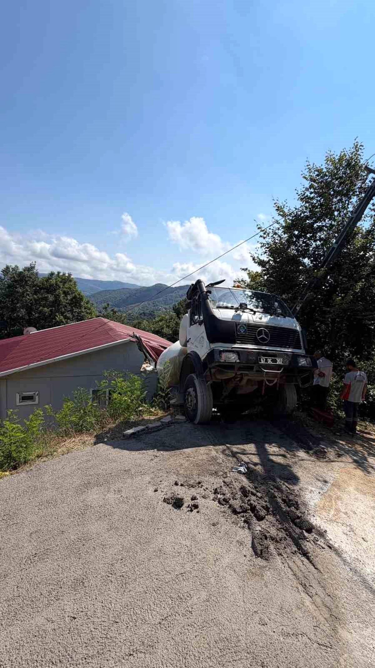 Beton mikseri evin çatısına düştü: Faciadan dönüldü