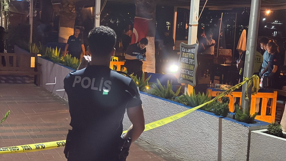 Bodrum'da bir restoranda silahlı saldırı sonrası polis incelemesi.
