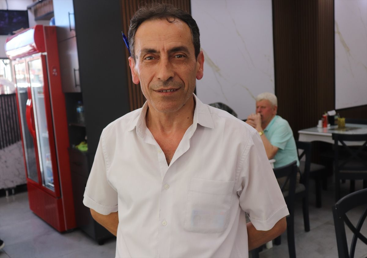 Boğazına yemek parçası takılan müşteri, çalışanların Heimlich manevrasıyla kurtarıldı