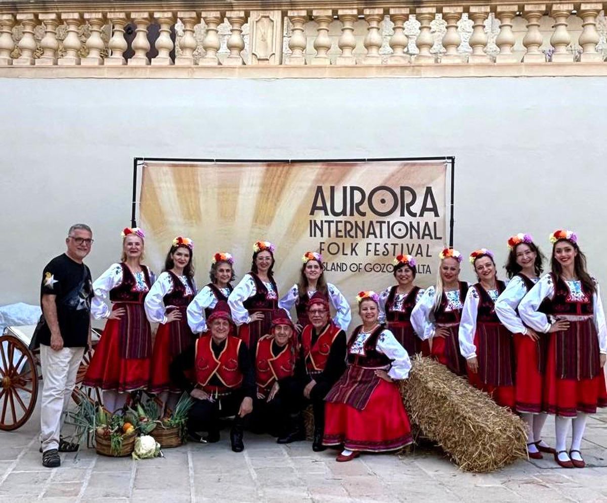 Bursa Uludağ Üniversitesi halk oyunları ekibi, Malta'daki festivalde yöresel danslarını sergiliyor.