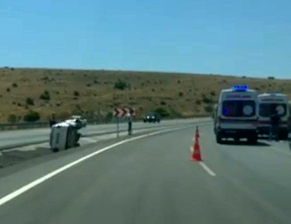 Devrilen otomobilde 3 kişi yaralandı