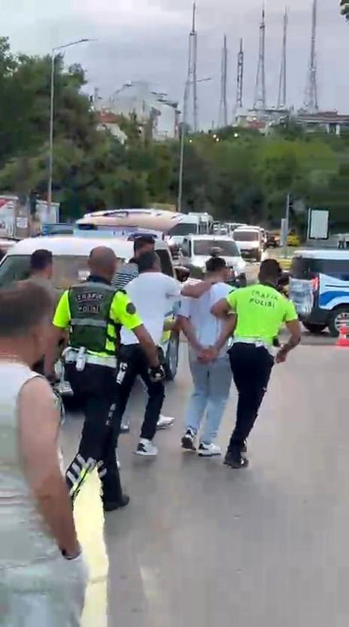 Edirne'de iki aile arasında çıkan kavgayı polis ayırıyor.
