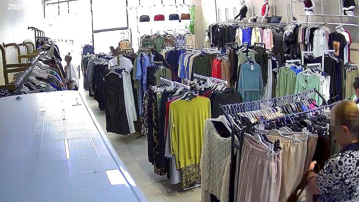 Elazığ'da mağazadan hırsızlık anı kamerada