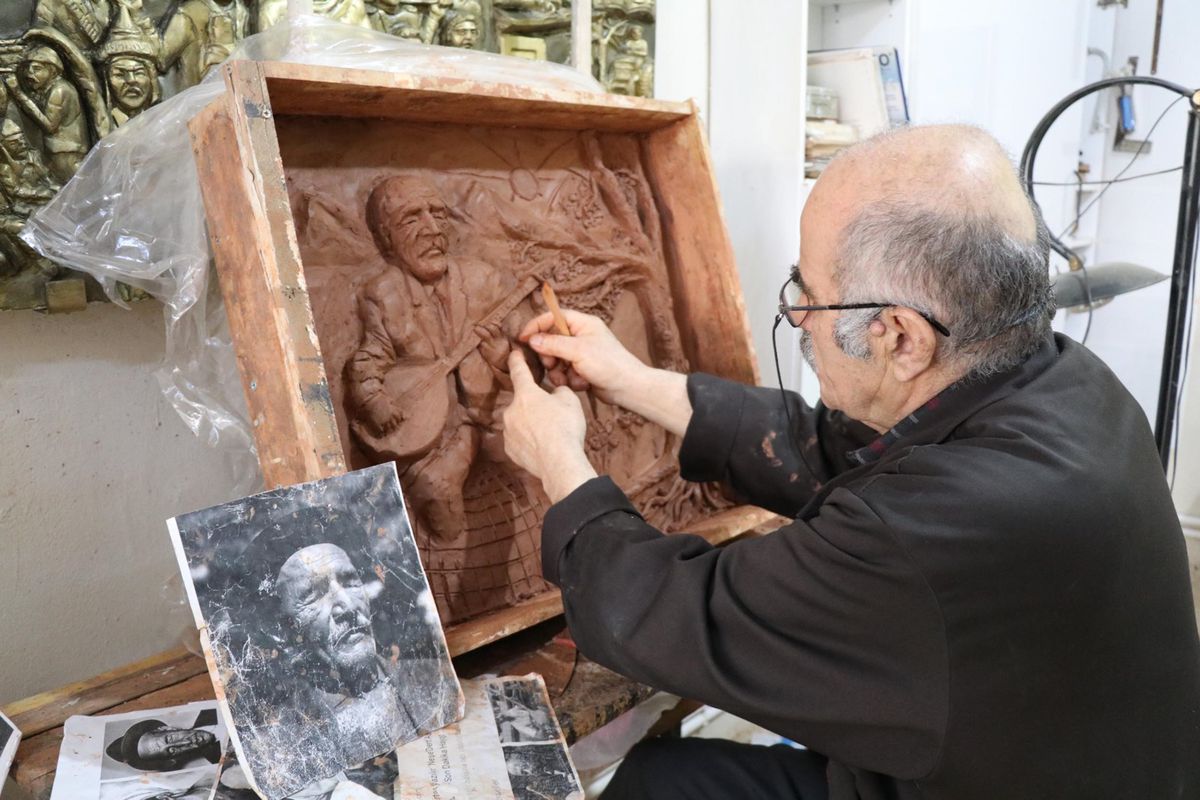 Emekli resim öğretmeni Neşat Demircan'ın toplumsal konuları işlediği rölyef çalışması