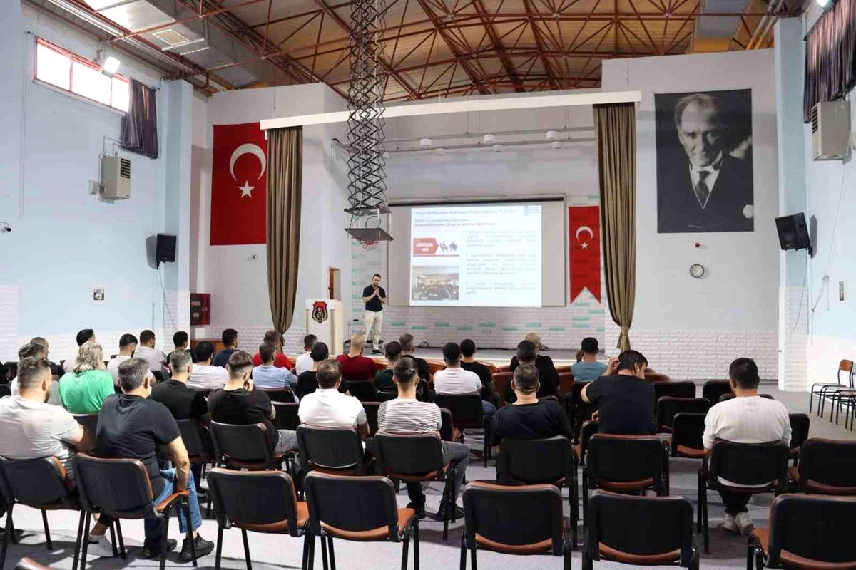 Eskişehir'de bir ceza infaz kurumunda denetimli serbestlik semineri verildiğini gösteren temsili görsel.