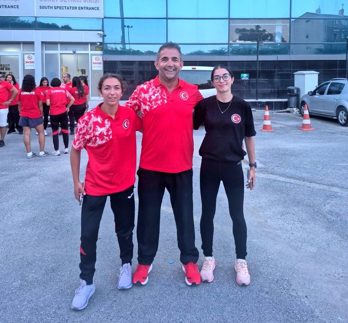 Eskişehirli atlet Zeynep Özkara'nın madalya töreni sırasında çekilmiş bir fotoğrafı.