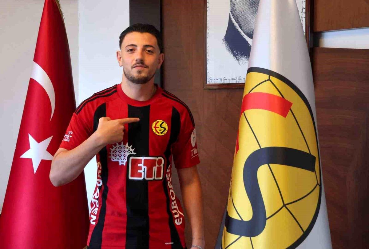 Eskişehirspor futbol takımı oyuncuları sahada.