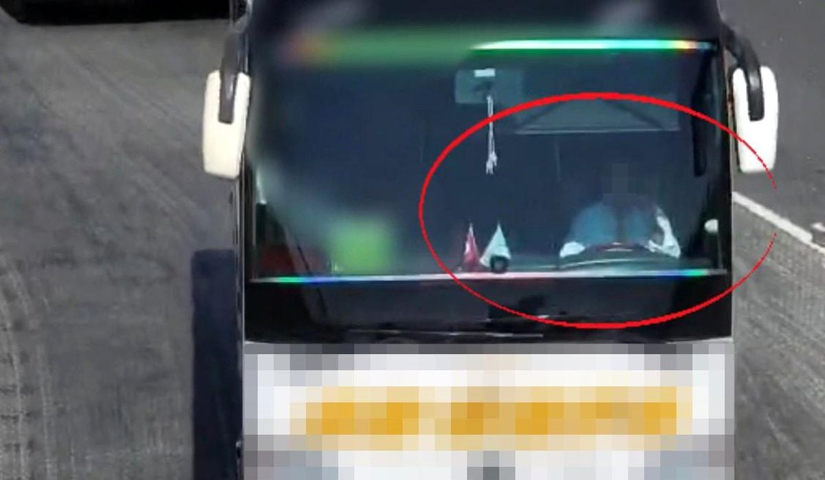 Gaziantep'te TAG Otoyolu'nda yapılan dron destekli trafik denetimlerini gösteren bir jandarma aracı ve dron.
