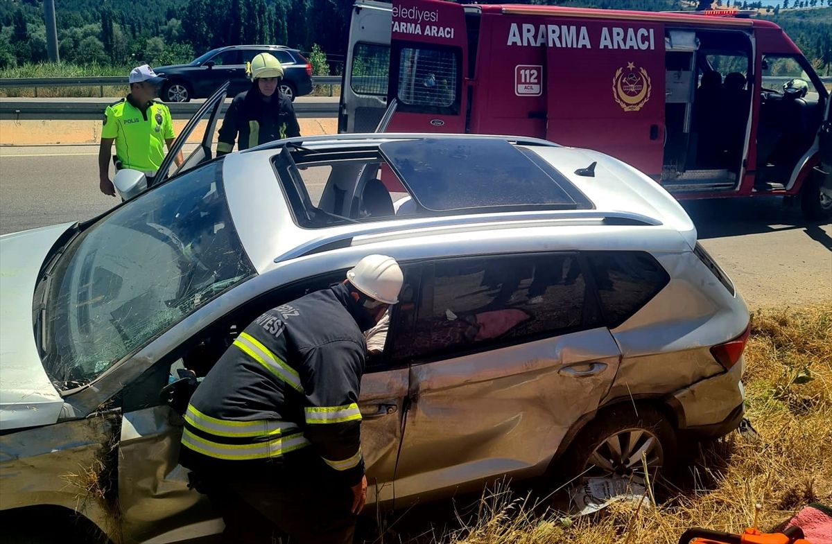 Gediz'de şarampoldeki toprak yığınına çarpan otomobildeki 2 kişi yaralandı