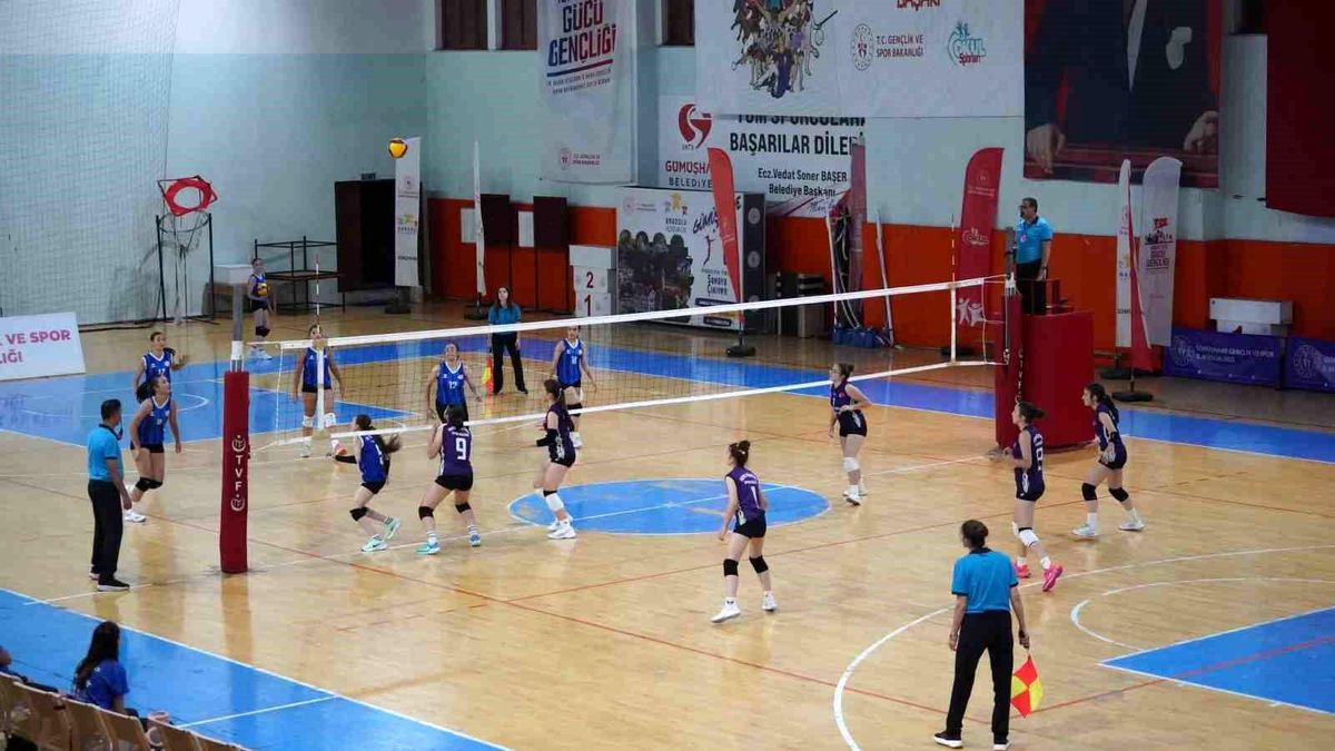 Anadolu Yıldızlar Ligi Voleybol Müsabakaları'na katılan sporcuların sahada mücadele ettiği an.
