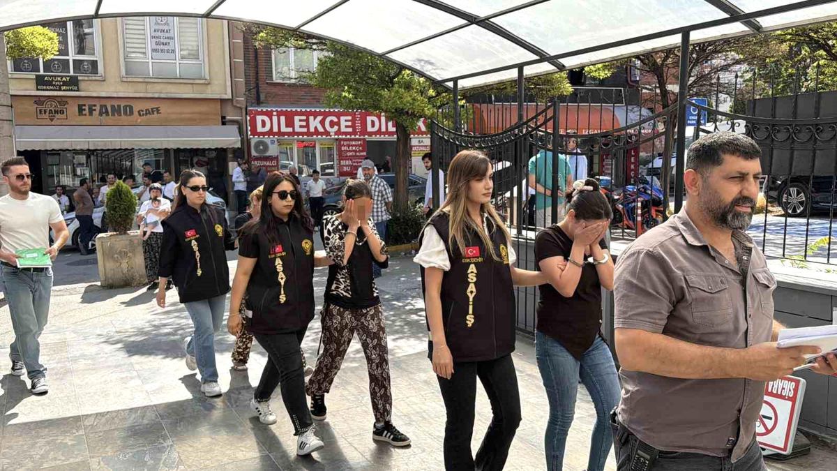 Hırsızlık amacı ile evin kapısını açmaya çalışırken suçüstü yakalanan 3 kadın tutuklandı