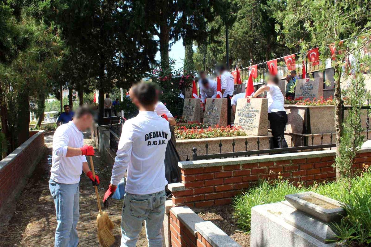 Gemlik'te hükümlüler ve personel şehitlik ziyaretinde buluştu