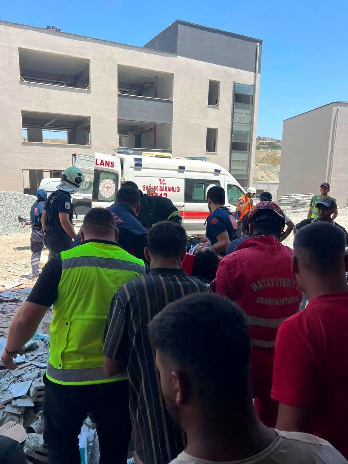 İnşaat halindeki binada asansör boşluğuna düşen işçi yaralandı